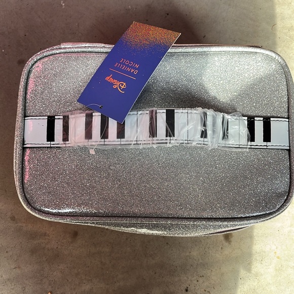 Disney x Danielle Nicole aristocats make up bag NWT - Picture 2 of 3